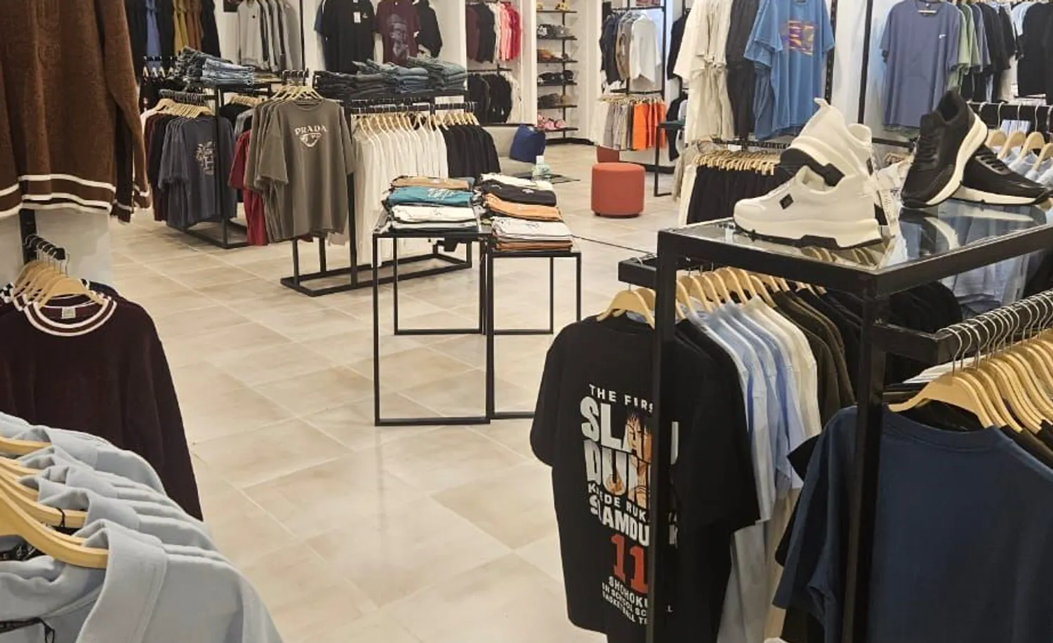 Два этажа одежды и текстиля в Valencia Textile Outlet Center